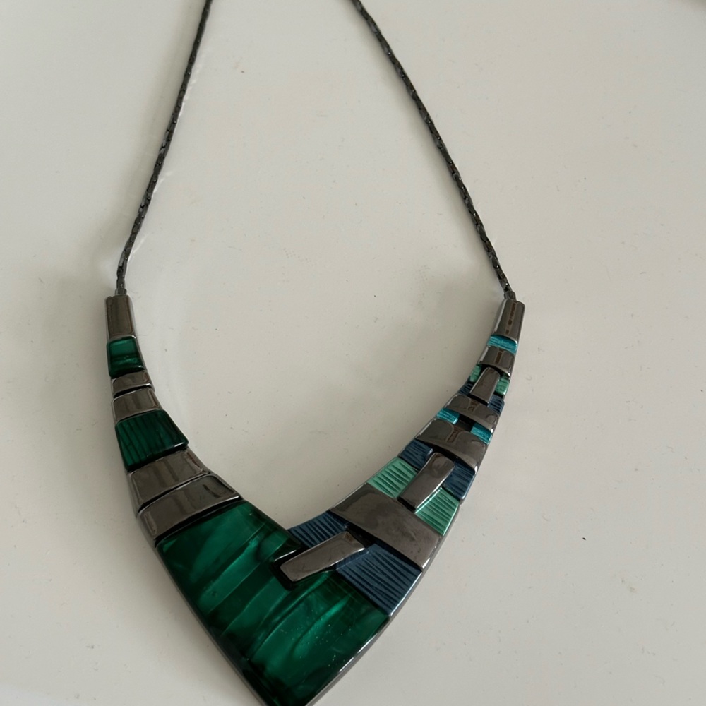 GREEN & BLACK ENAMEL HINGED NECKLACE FROM ARUBA